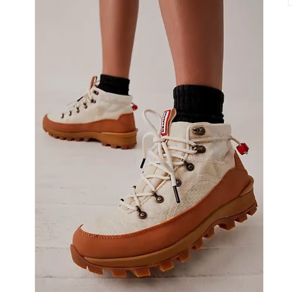 HUNTER Travel Explorer Boots in Cream/Sand